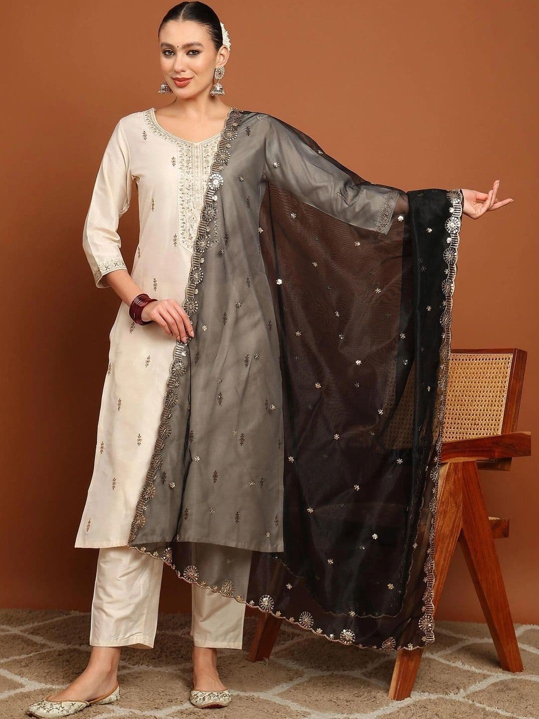 Dulha Dulhan Ethnic Motifs Embroidered Dupatta with Sequinned - view 1