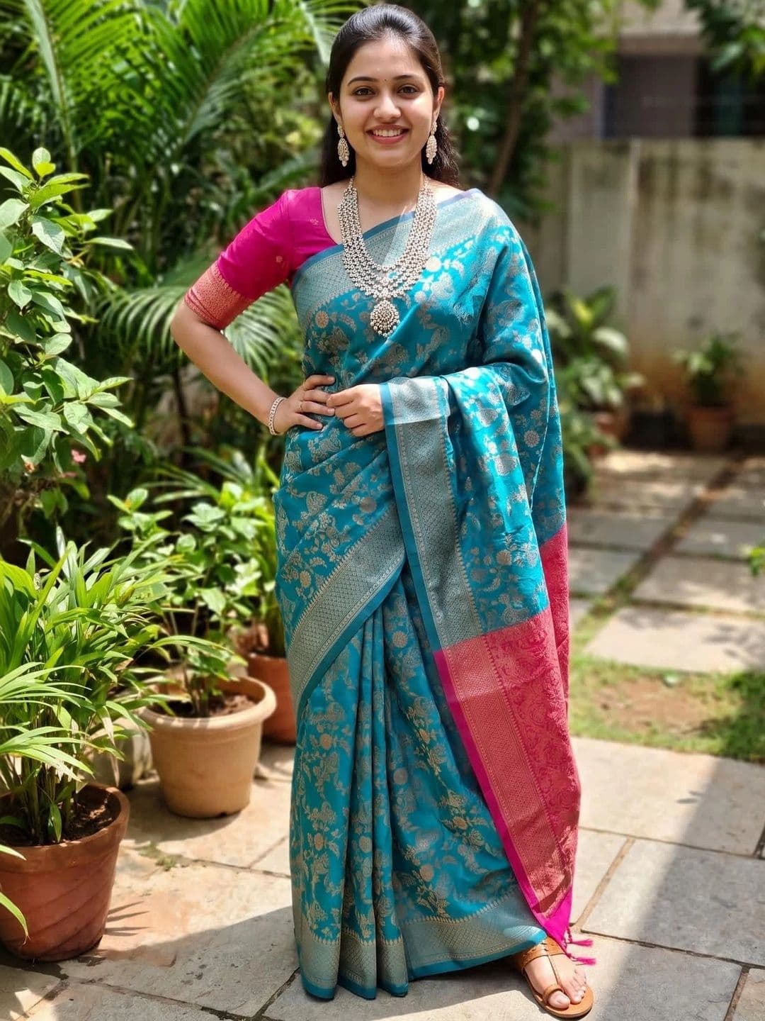 Shivkrupa Fashion Floral Zari Silk Blend Banarasi Saree - view 1