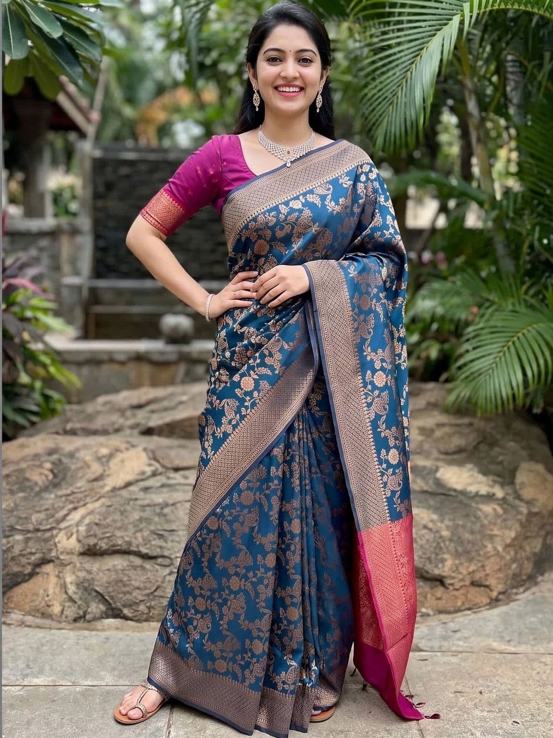 Shivkrupa Fashion Floral Zari Silk Blend Banarasi Saree - view 1
