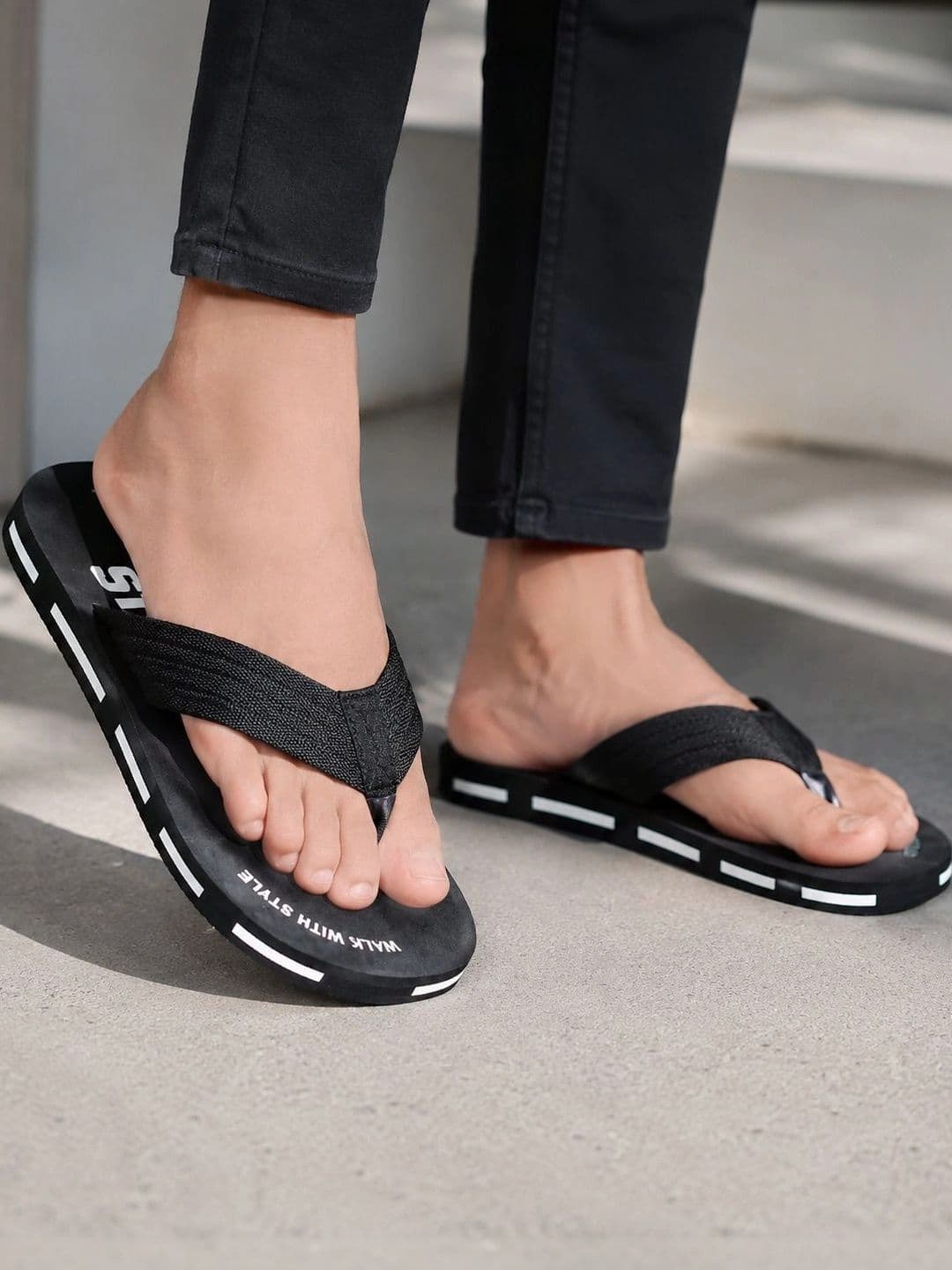 ENRIZZ Men Printed Thong Flip-Flops - view 1
