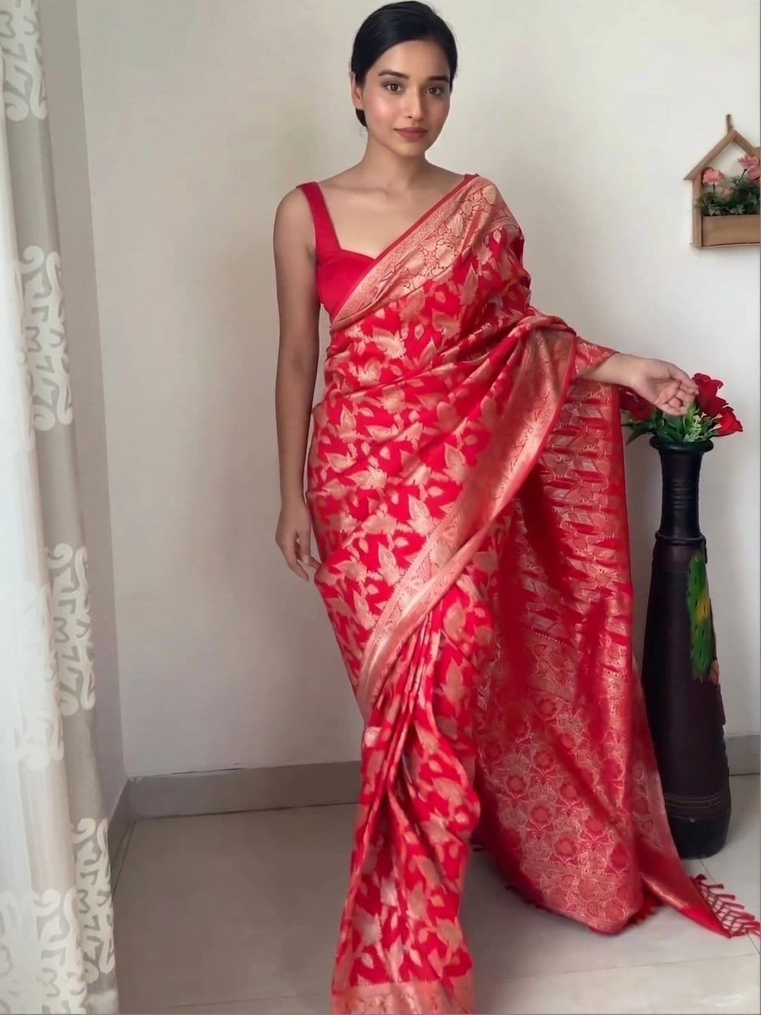 JUICE BEAUTY Woven Design Zari Art Silk Banarasi Saree - view 1