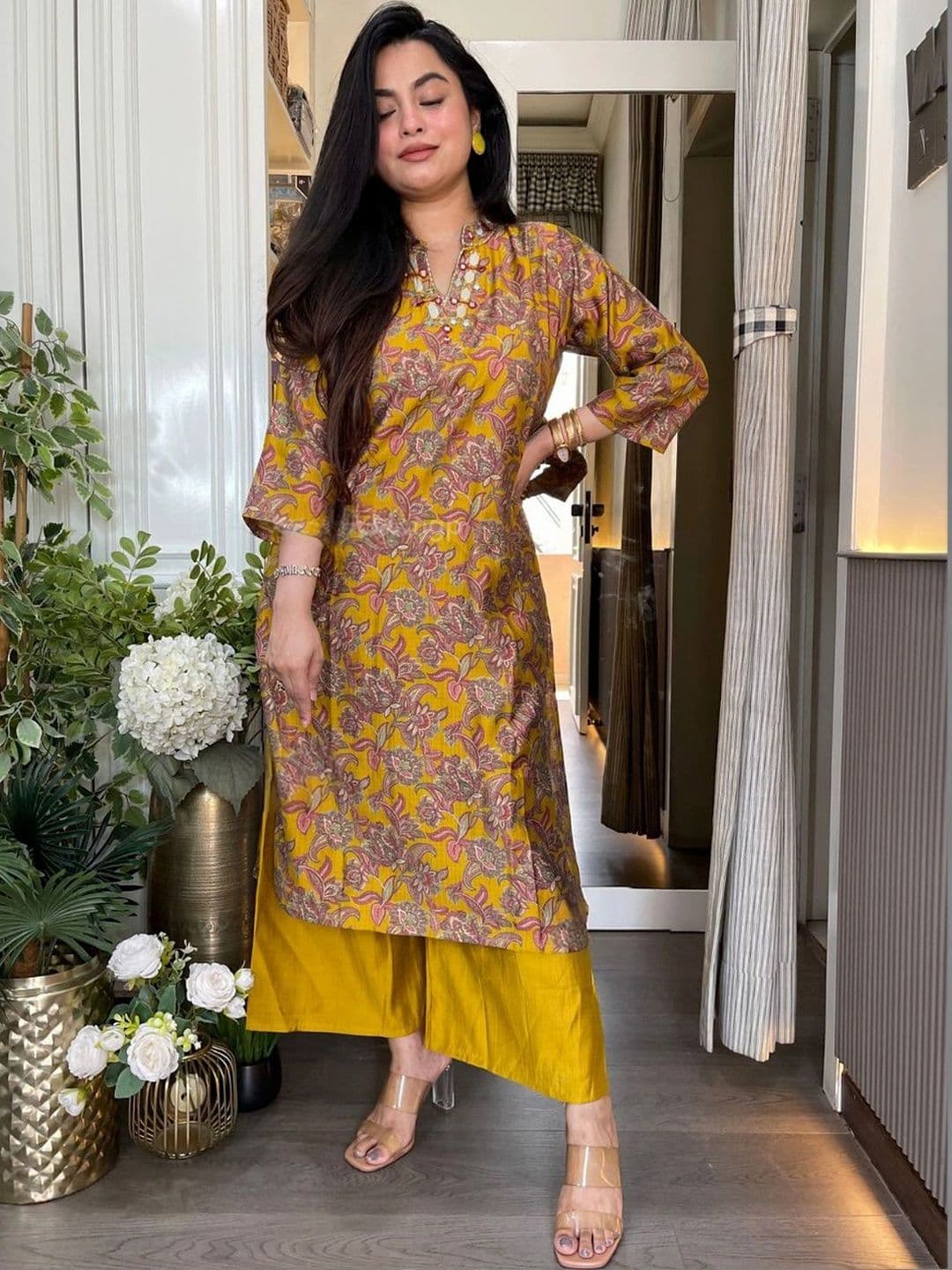 Aaghnya Women Floral Printed Regular Kurta with Palazzos - view 1