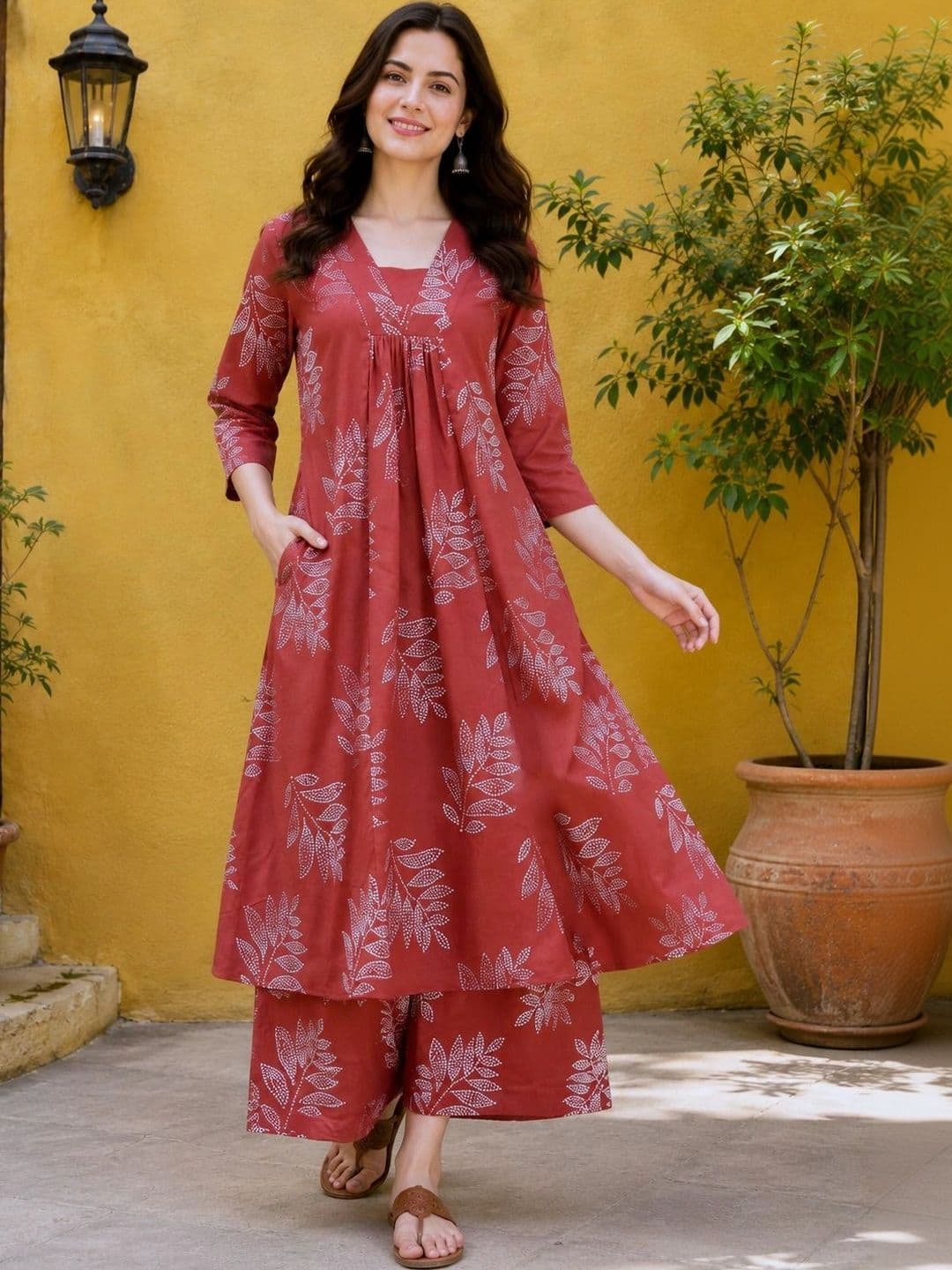 HIVA TRENDZ Women Floral Printed Regular Kurta with Palazzos - view 1