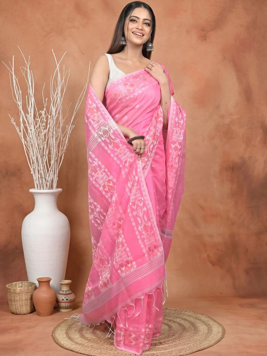 PuJoy Women Ethnic Motifs Sequinned Handloom Saree - view 1