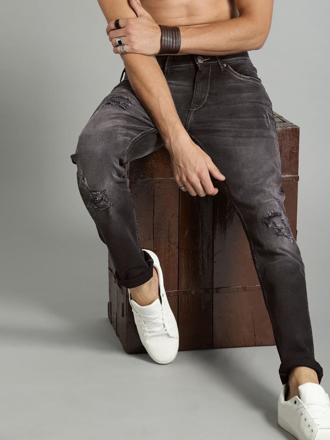 Roadster Men Black Slim Fit Mid-Rise Mildly Distressed Jeans - view 1
