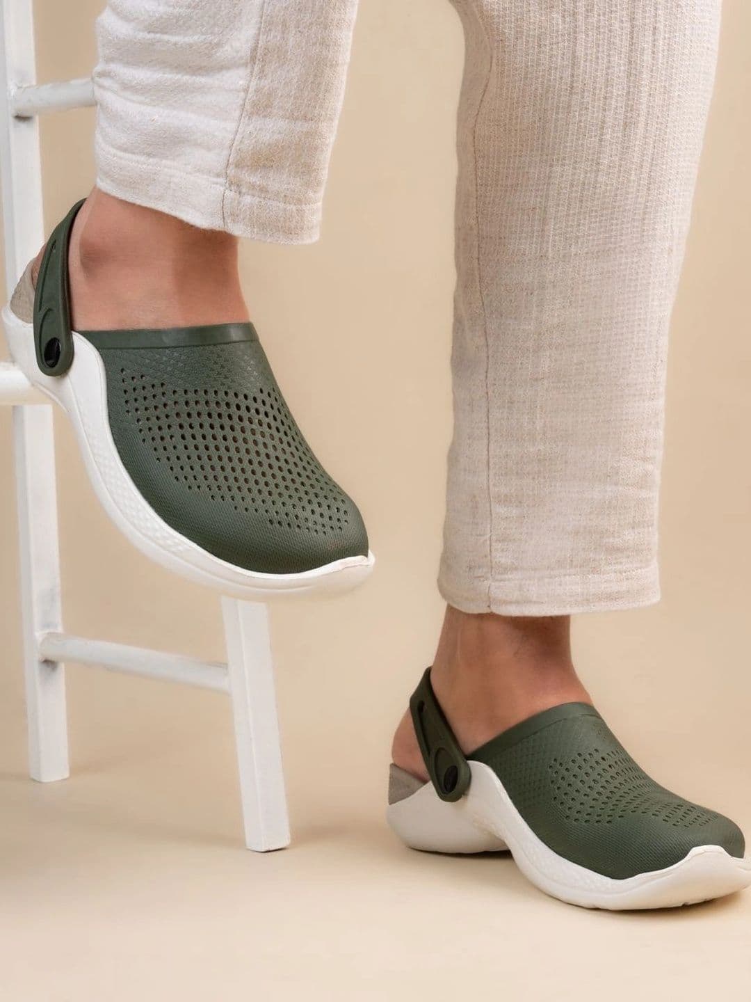 Roadster Men Clogs - view 1