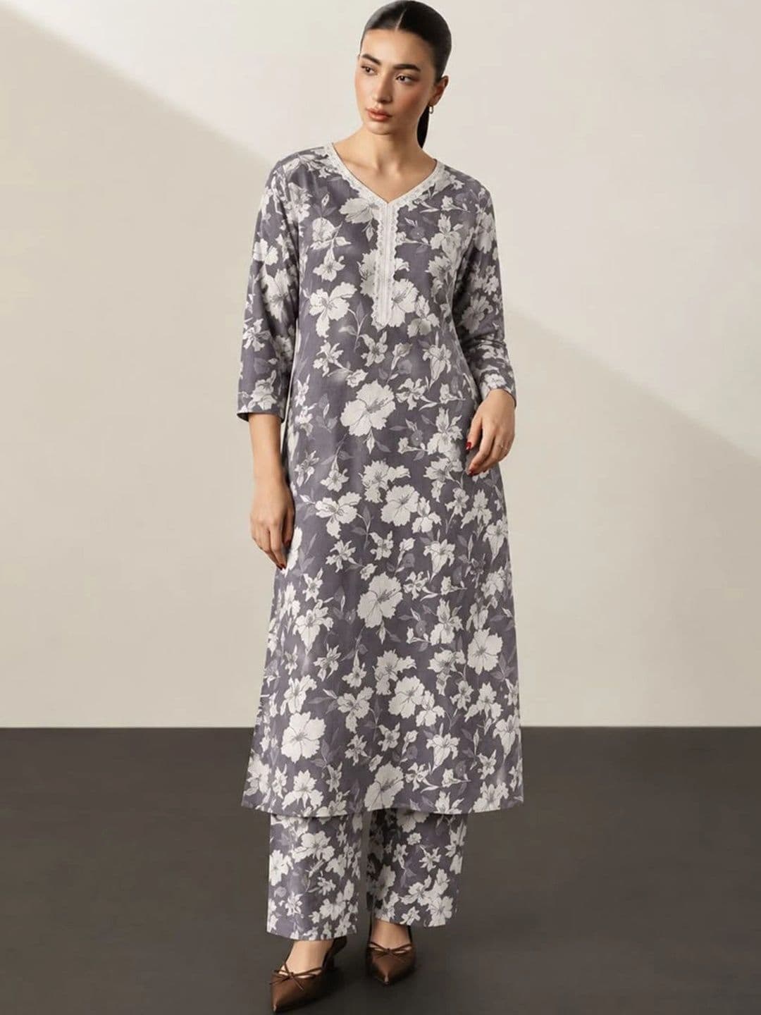 Varanga Floral Printed V-Neck Straight Kurta With Trousers - view 1