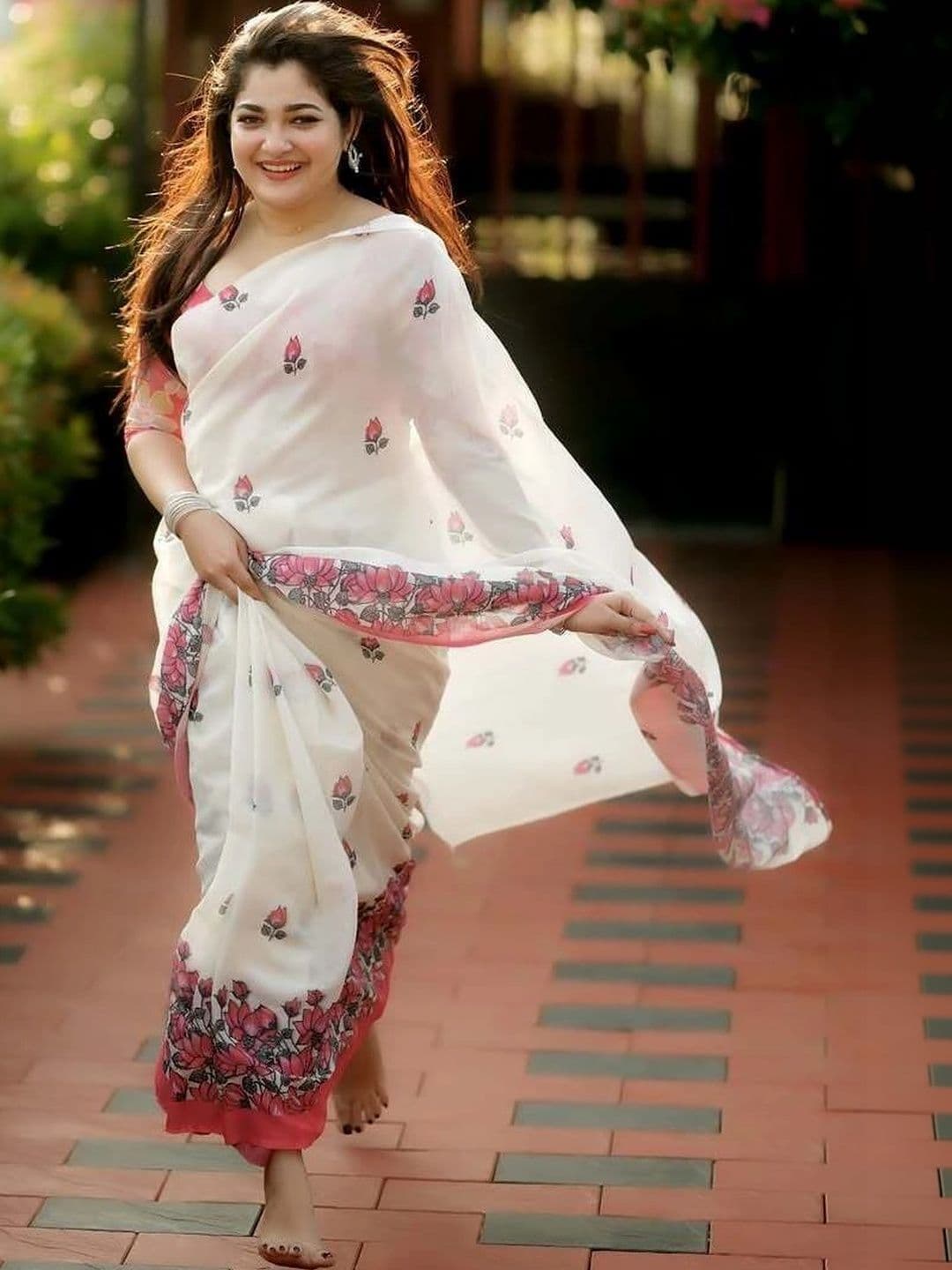 FIXAL FASHION Floral Linen Blend Saree - view 1