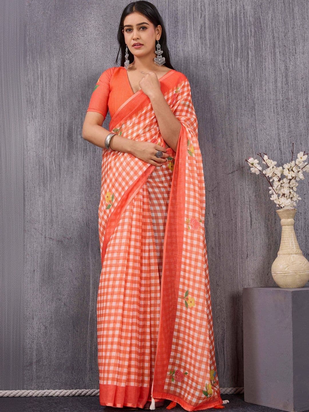 FIXAL FASHION Checked Linen Blend Fusion Saree - view 1