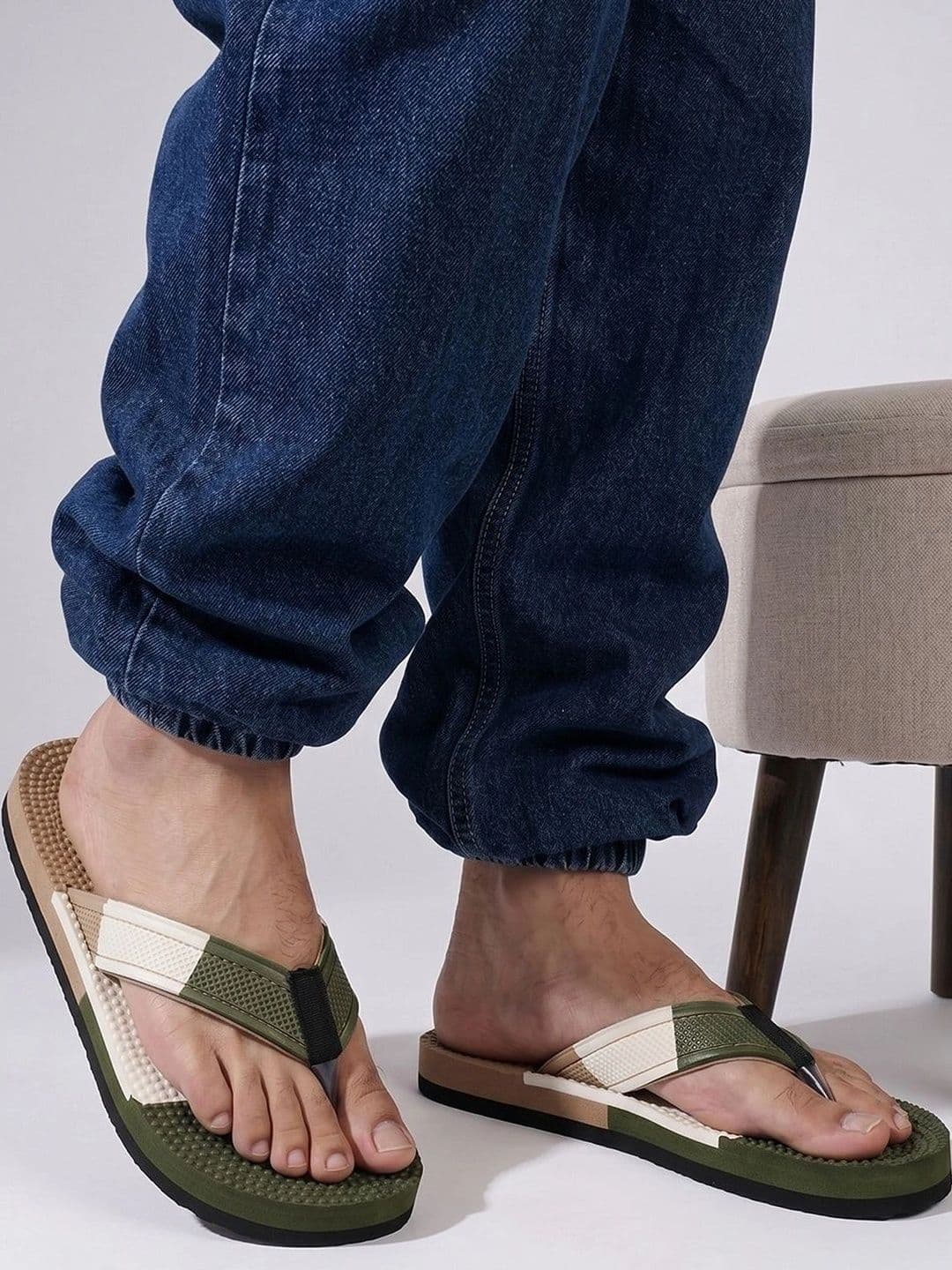Vahmah Men Colourblocked Thong Flip-Flops - view 1