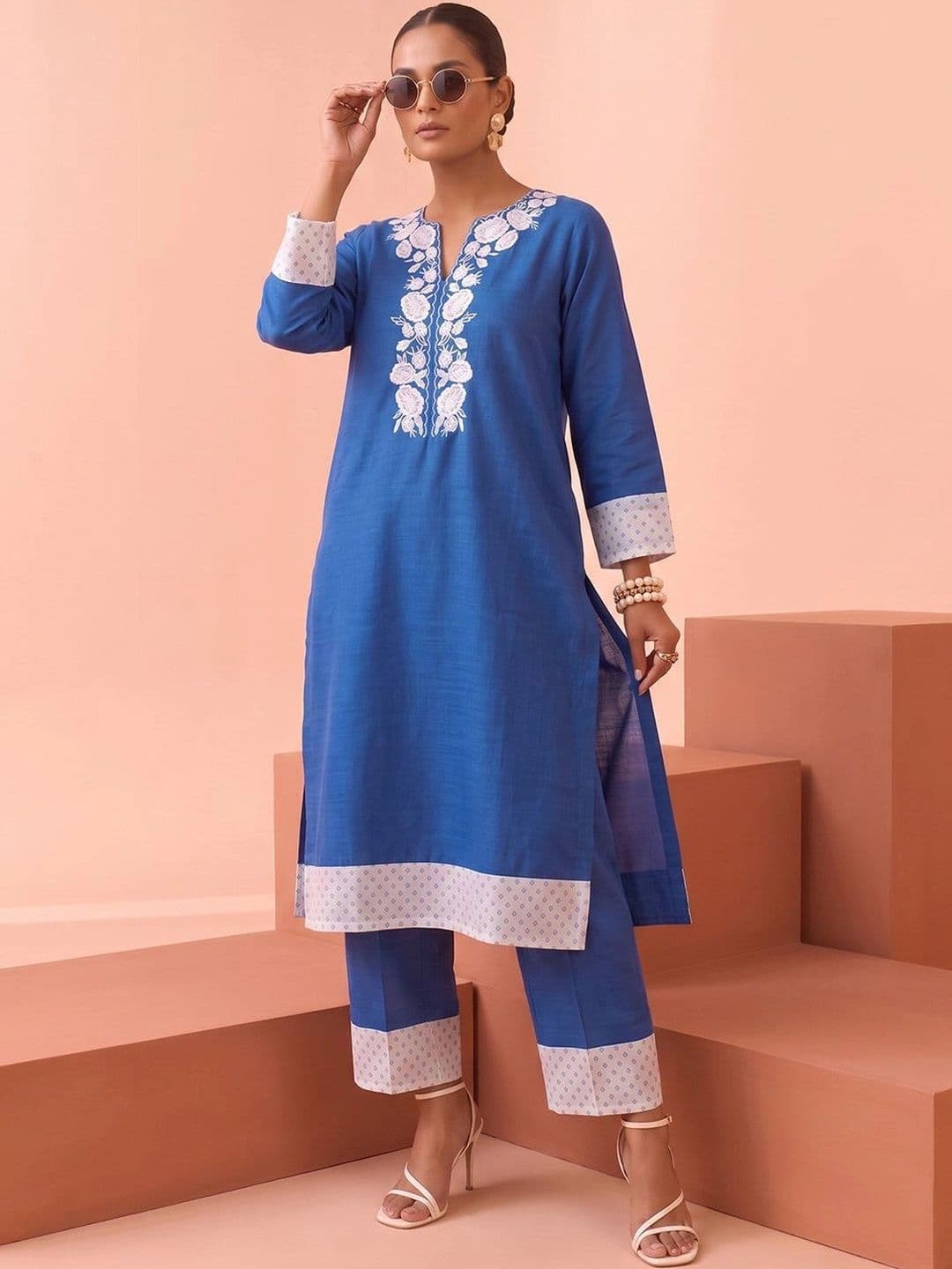 Varanga Women Ethnic Motifs Embroidered Regular Thread Work Kurta with Trousers - view 1