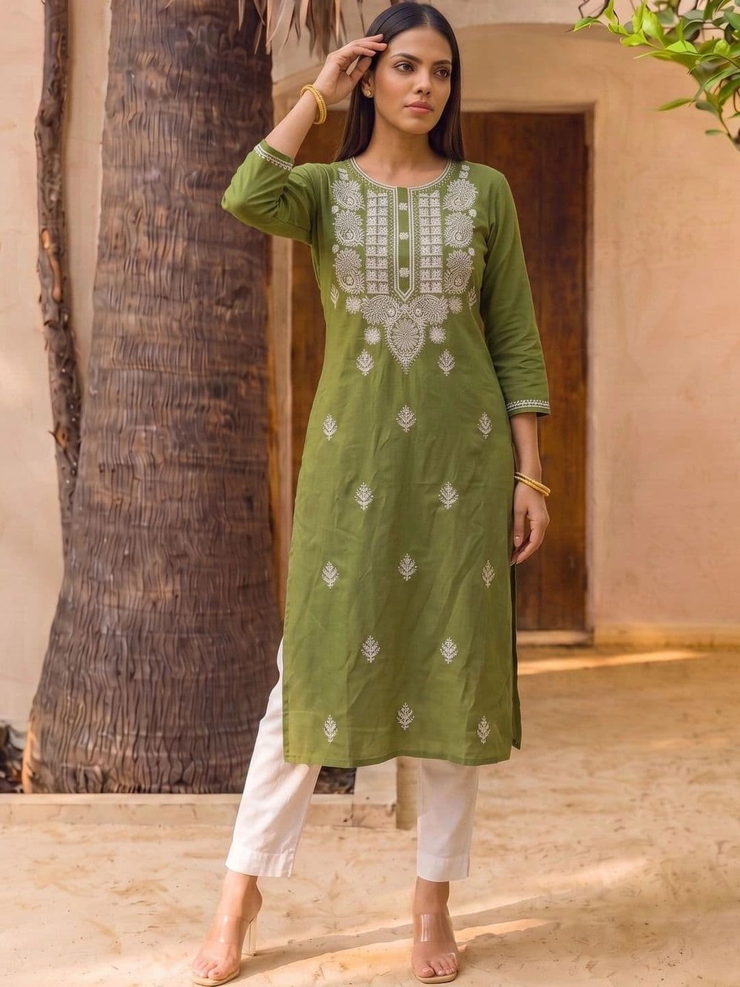 Rangita Women Ethnic Motifs Embroidered Thread Work Kurta - view 1