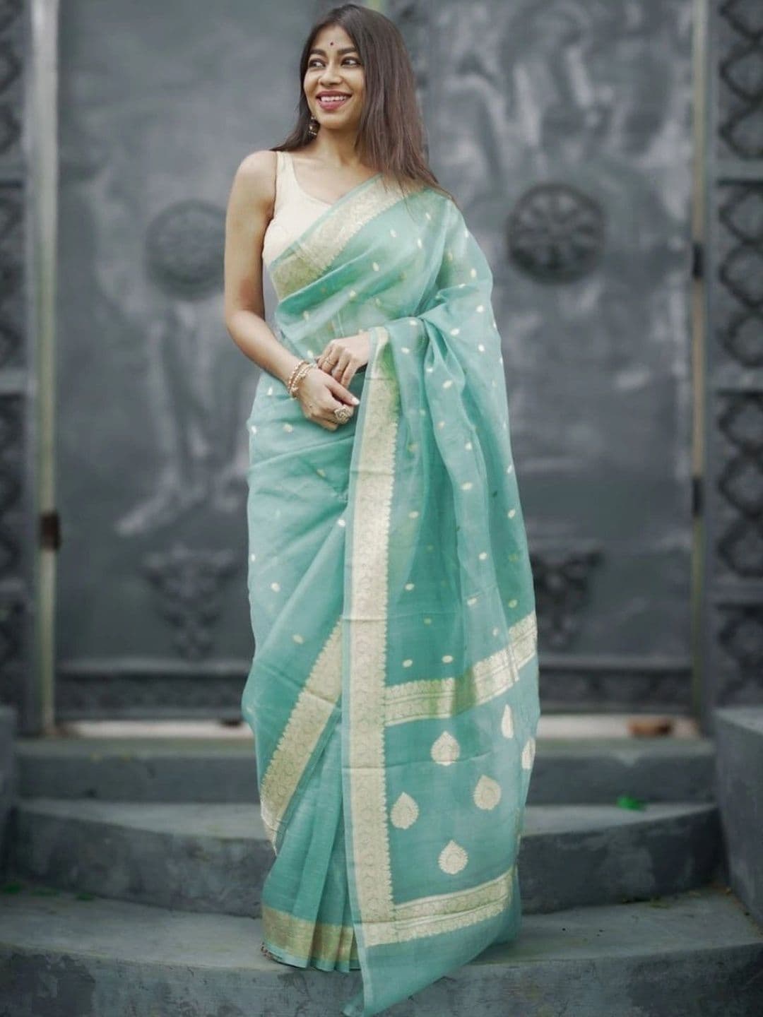 Sangria Paisley Zari Pure Linen Designer Saree - view 1