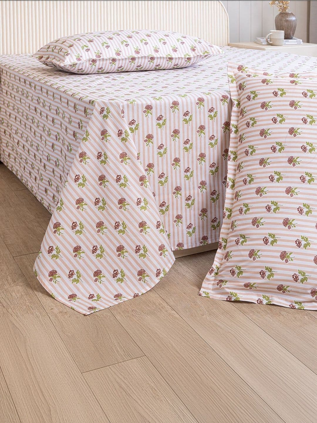 HOMEMONDE White Floral 210 TC Queen Bedsheet with 2 Pillow Covers - view 1