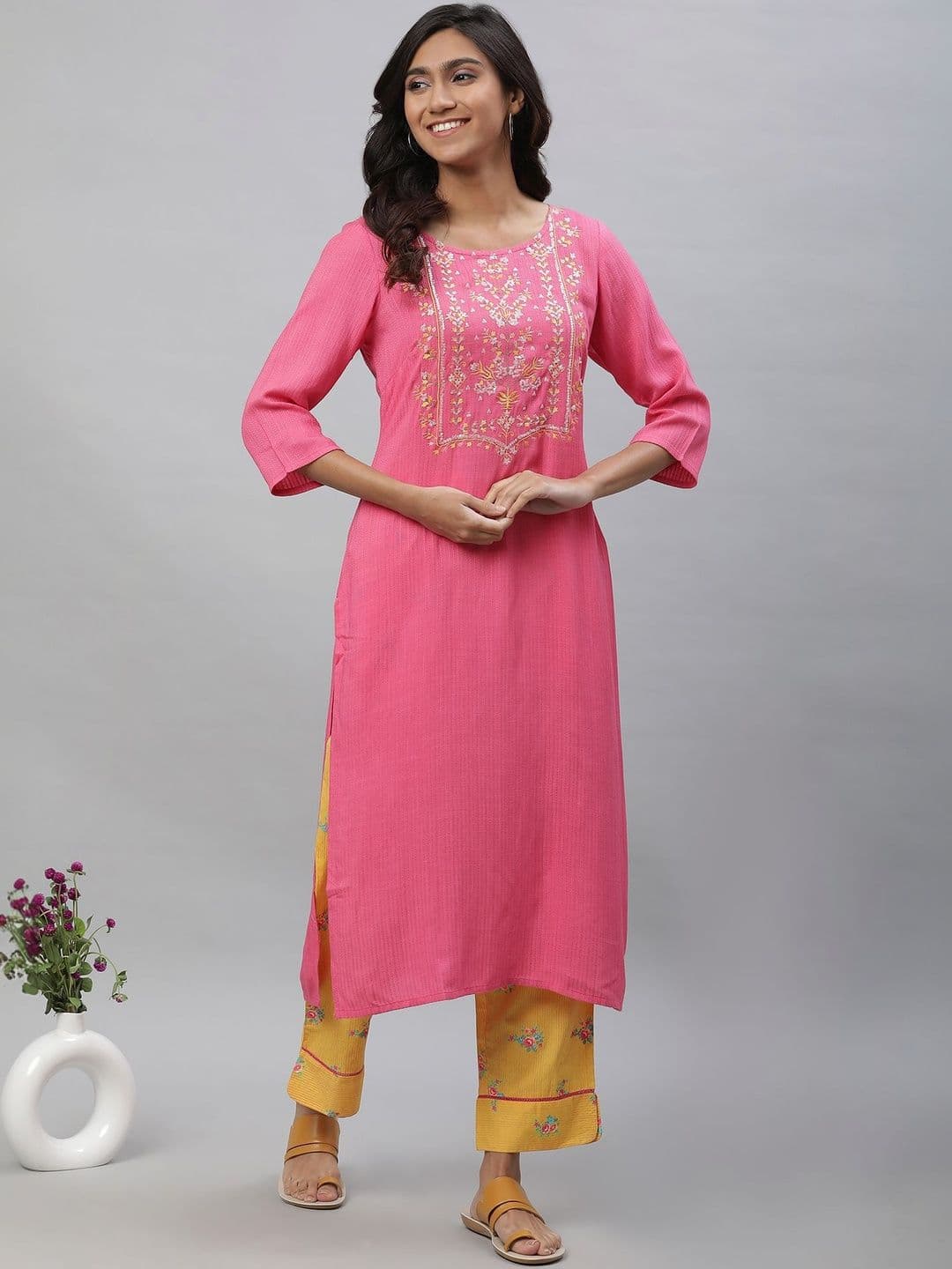 AURELIA Women Embroidered Thread Work Kurta - view 1
