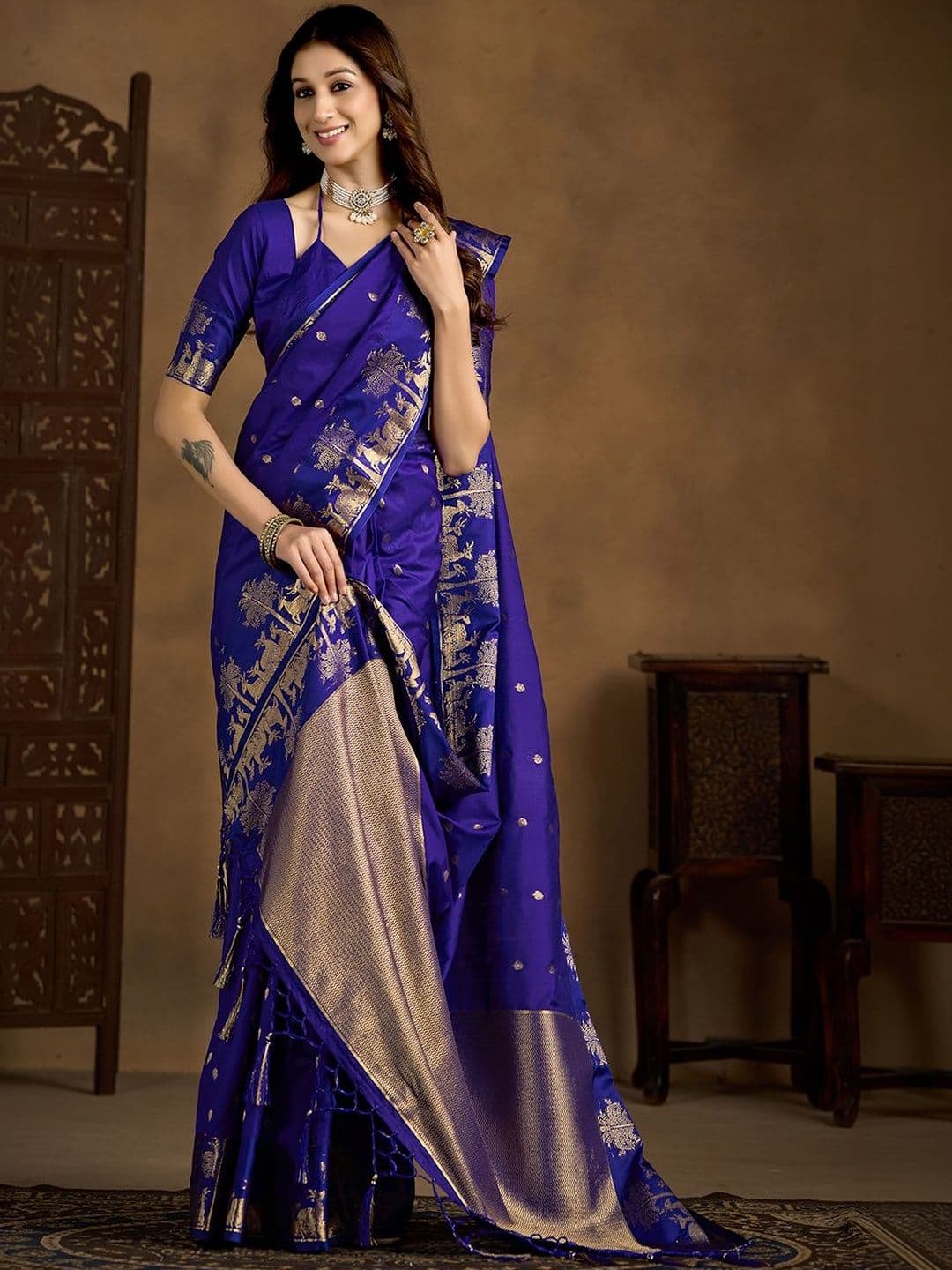 Ethnic Junction Ethnic Motifs Zari Silk Blend Heavy Work Banarasi Saree - view 1