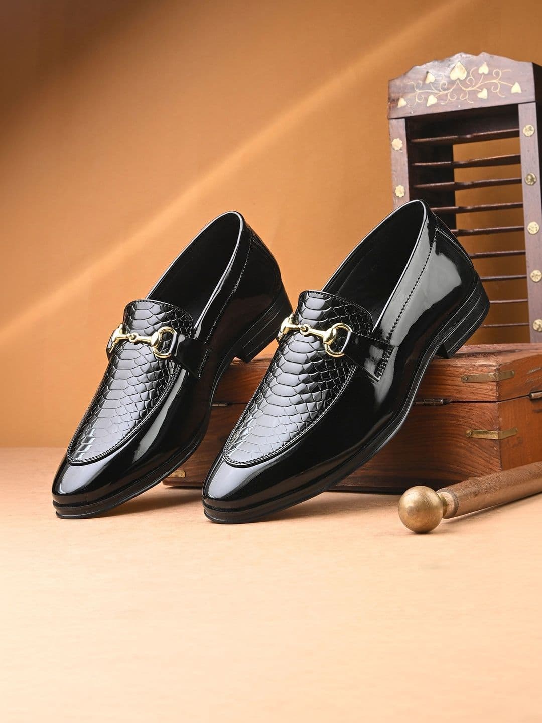 INVICTUS Men Textured Pointed Toe Formal Loafers - view 1