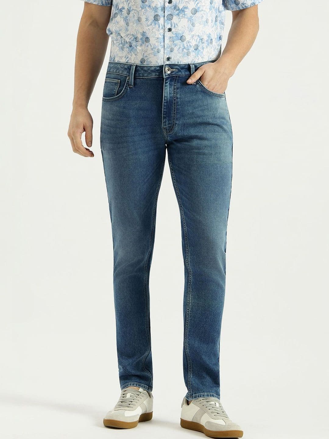 United Colors of Benetton Men Tapered Fit Mid-Rise Light Fade Jeans - view 1