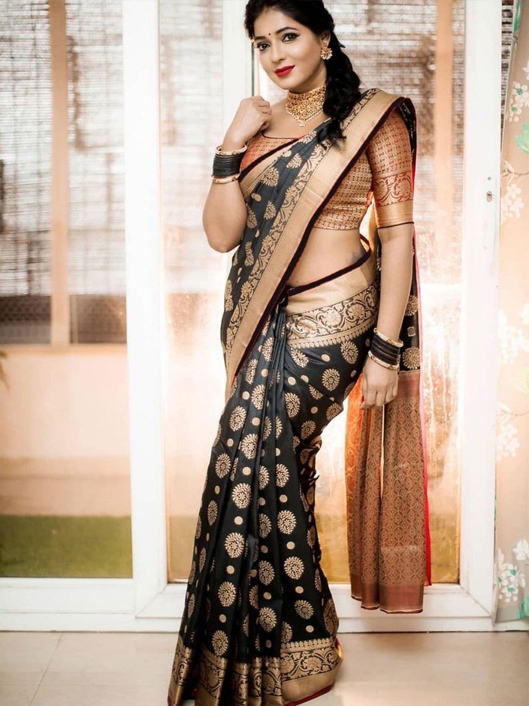 Urban Pallu Ethnic Motifs Zari Silk Blend Heavy Work fwd Saree - view 1