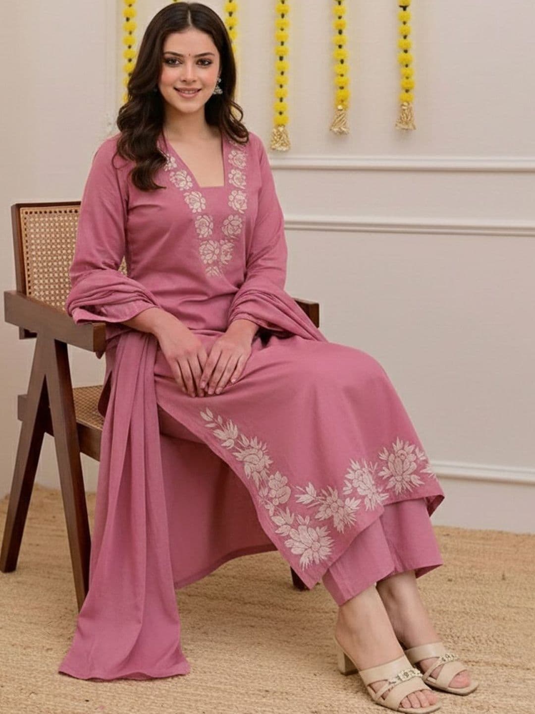 DIVASTRI Women Floral Embroidered Regular Thread Work Kurta with Trousers & With Dupatta - view 1