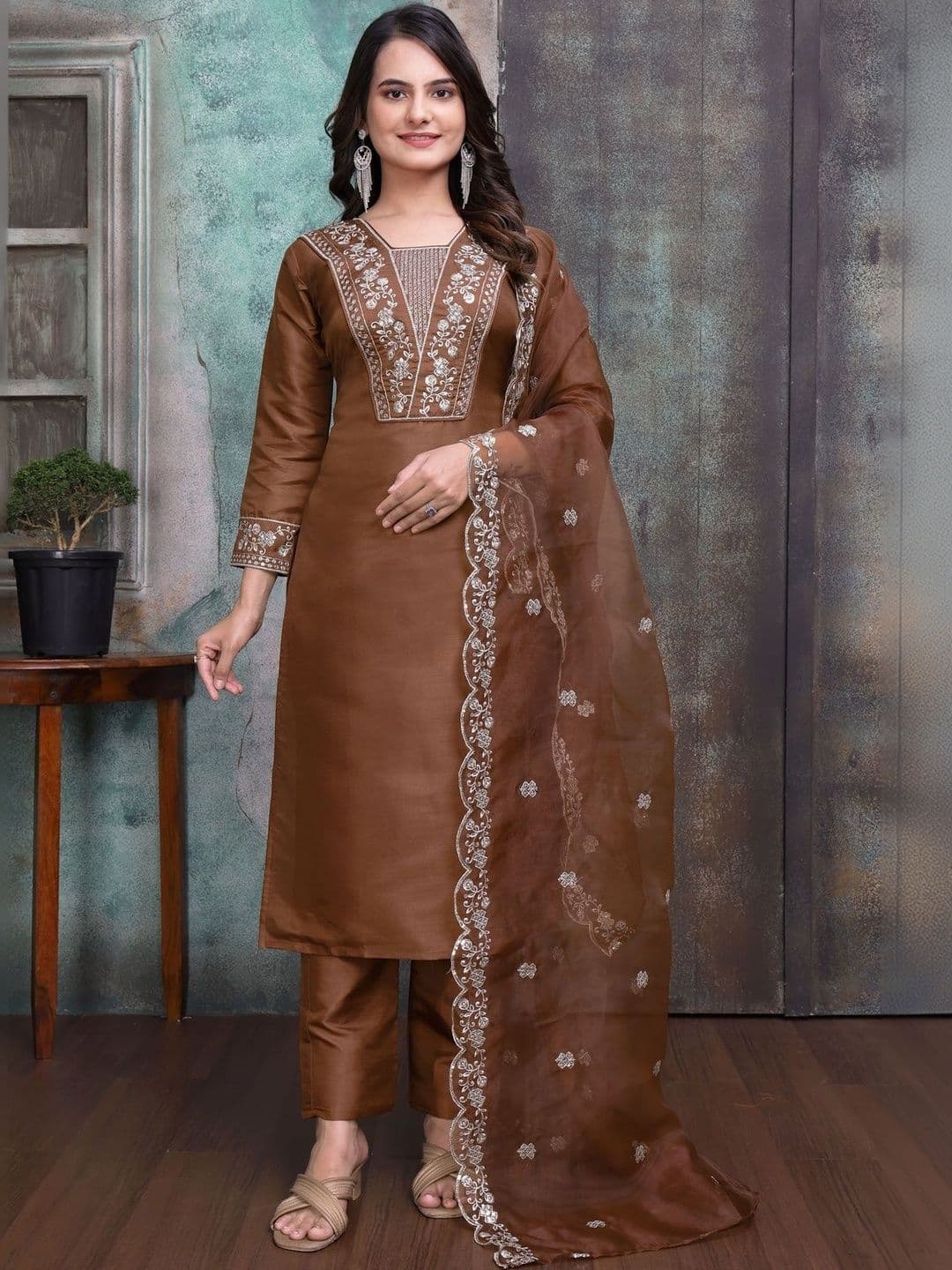 Klotden Women Ethnic Motifs Embroidered Thread Work Kurta with Trousers & With Dupatta - view 1