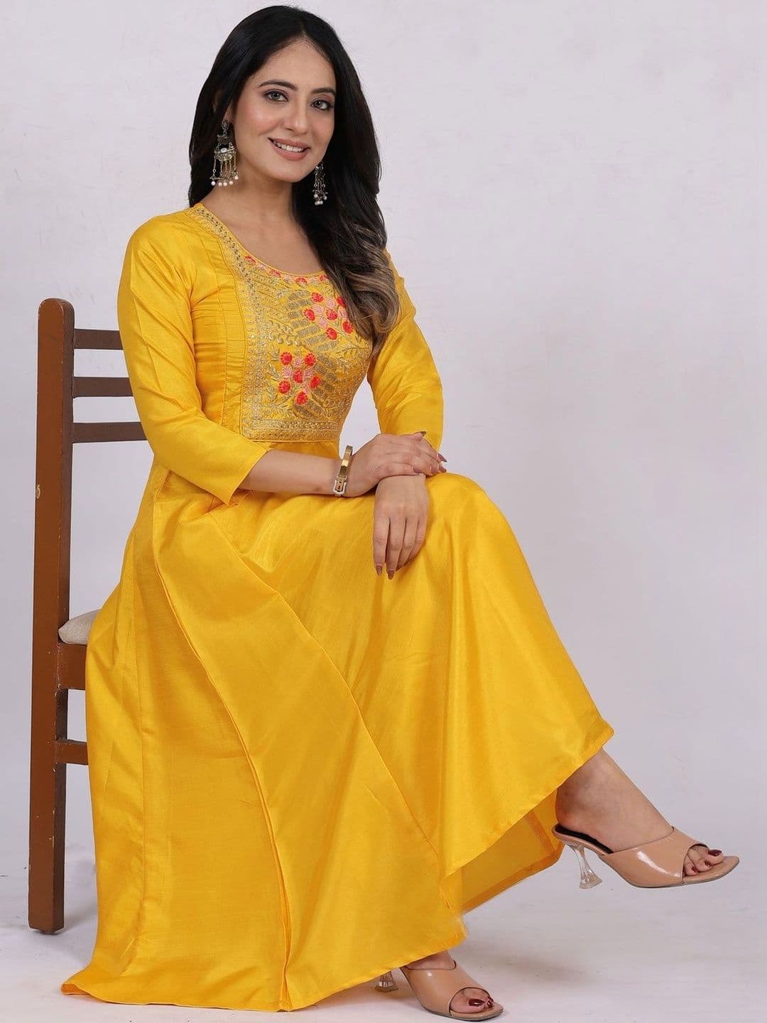 Klotden Women Floral Embroidered Empire Thread Work Kurta with Trousers - view 1