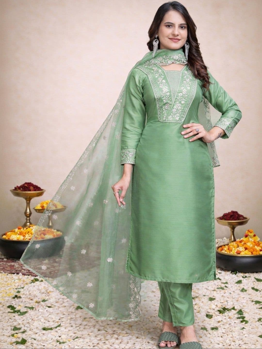Klotden Women Ethnic Motifs Embroidered Regular Thread Work Kurta with Trousers & With Dupatta - view 1