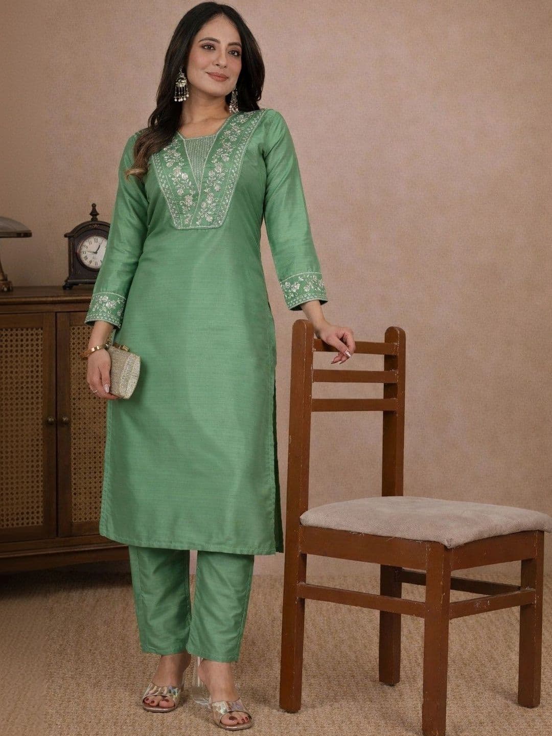 Klotden Women Ethnic Motifs Embroidered Regular Thread Work Kurta with Trousers - view 1
