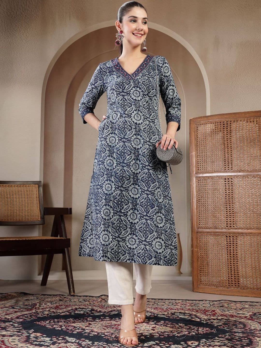 Sangria Printed Cotton V-Neck Straight Kurta - view 1