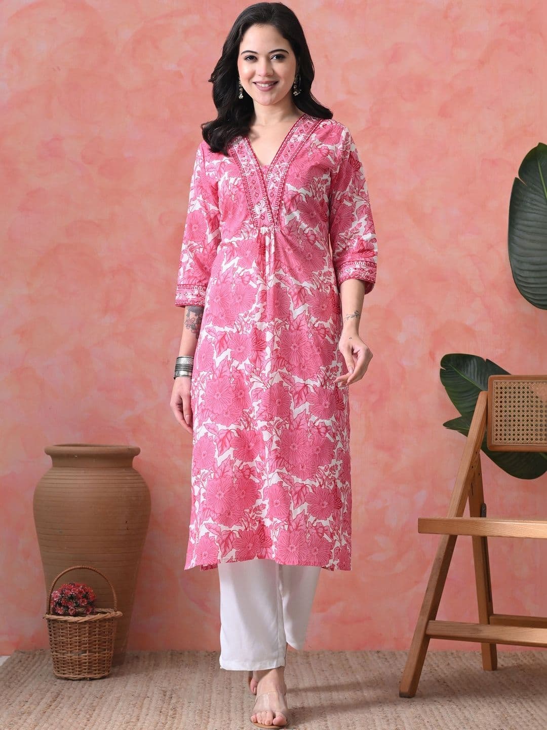 Vaimiya Women Floral Embroidered Thread Work Floral Kurta - view 1