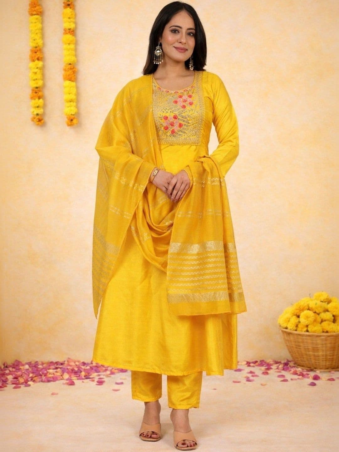 Klotden Women Ethnic Motifs Embroidered Regular Thread Work Kurta with Trousers & With Dupatta - view 1