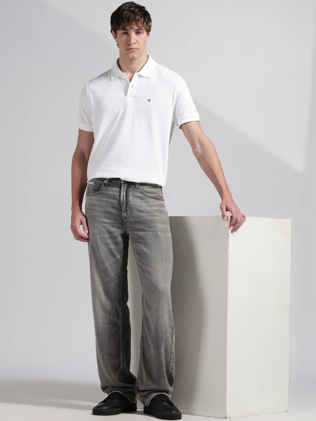 Calvin Klein Jeans Men Regular Fit Mid-Rise Light Fade Jeans - view 1