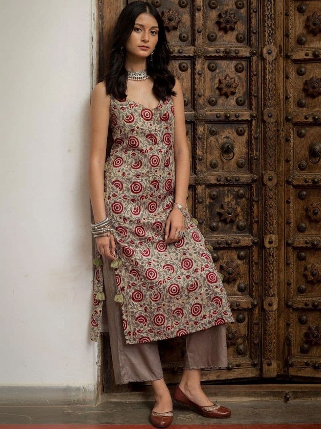 Sangria Women Floral Printed Regular Kurta with Palazzos - view 1