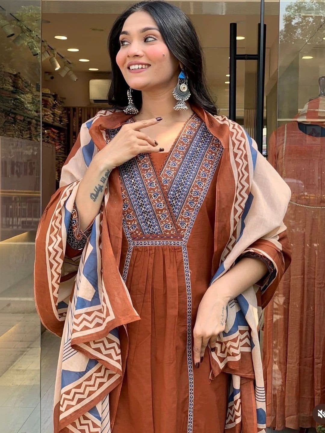 Heavenly Attire Women Printed Empire Kurta with Trousers & With Dupatta - view 1