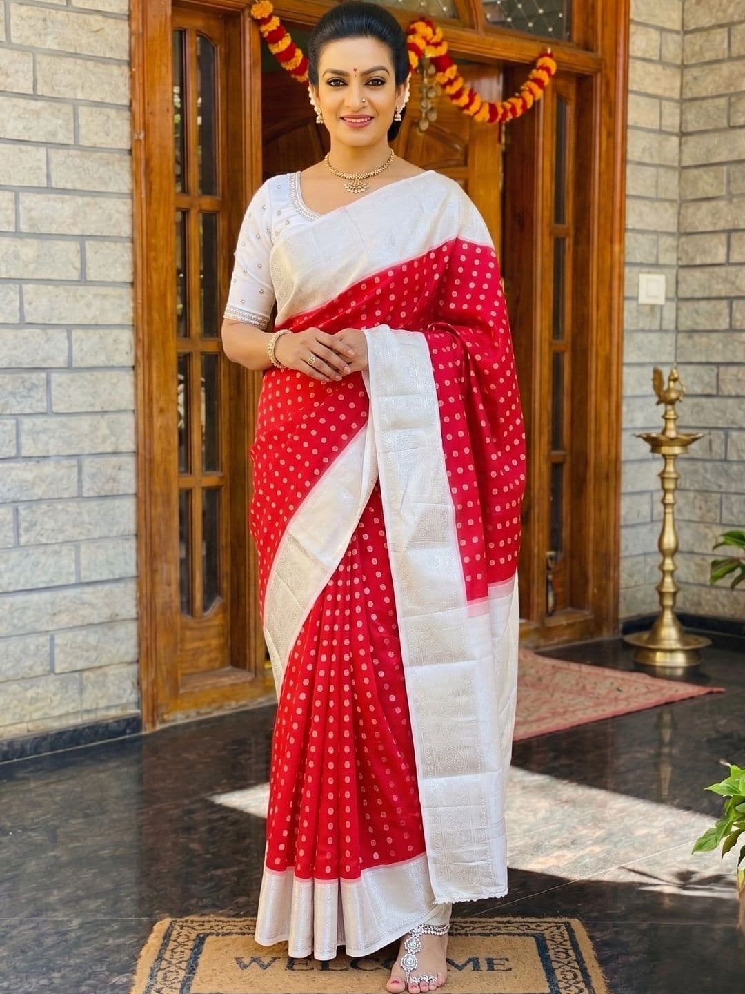 Eecoo Woven Design Zari Art Silk Banarasi Saree - view 1
