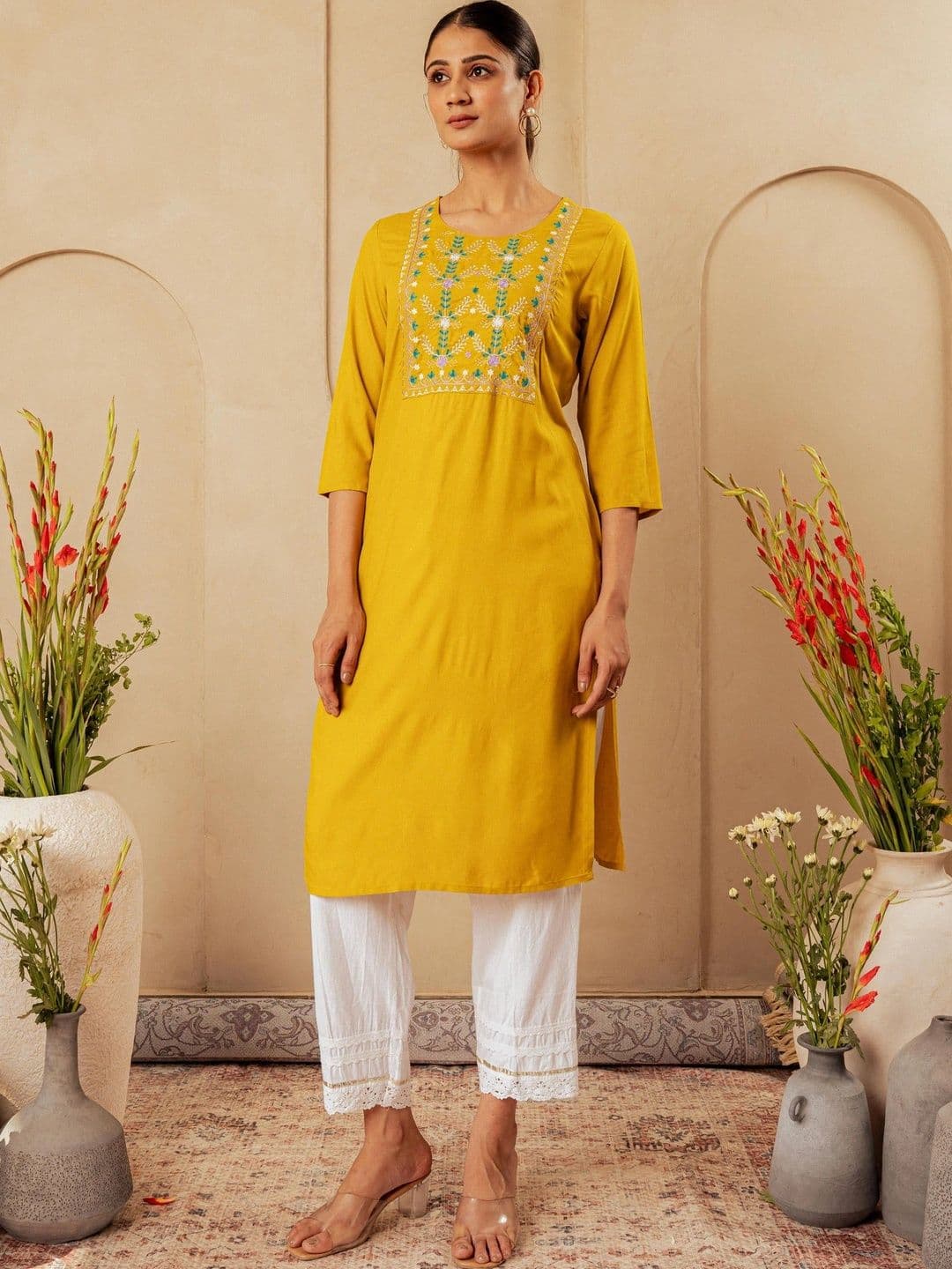 Juniper Women Embroidered Thread Work Kurta - view 1