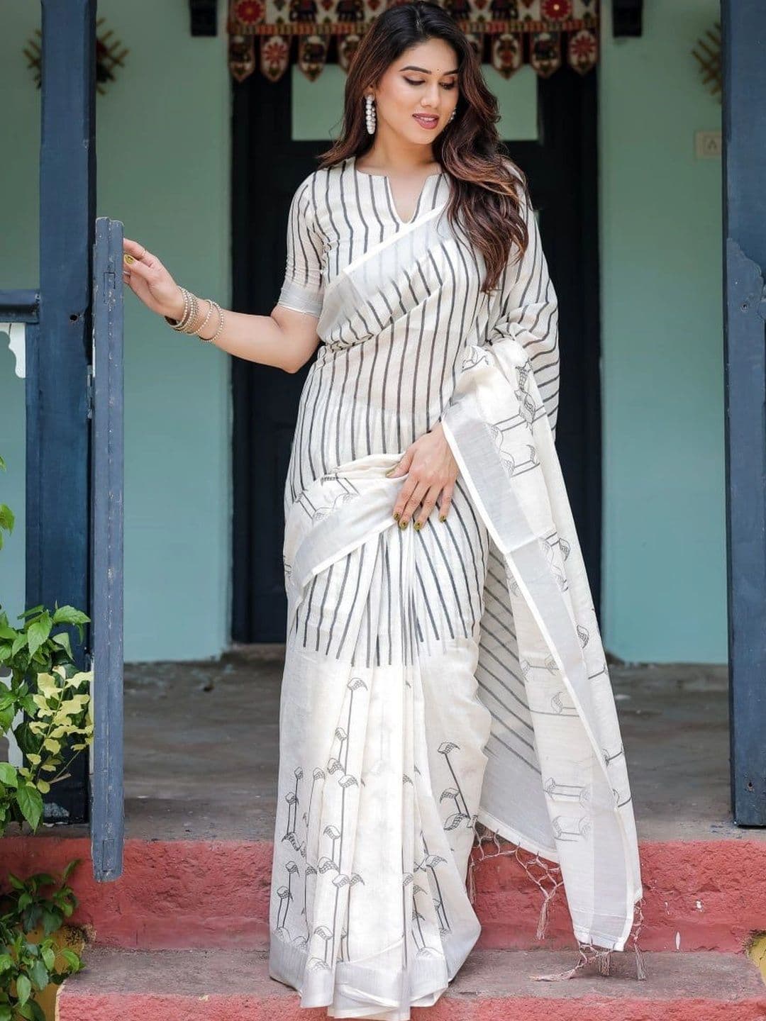 JNK COLLECTION Striped Saree - view 1