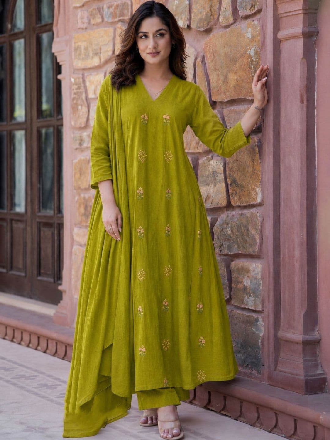 Anouk Women Floral Embroidered Regular Thread Work Kurta with Trousers & With Dupatta - view 1