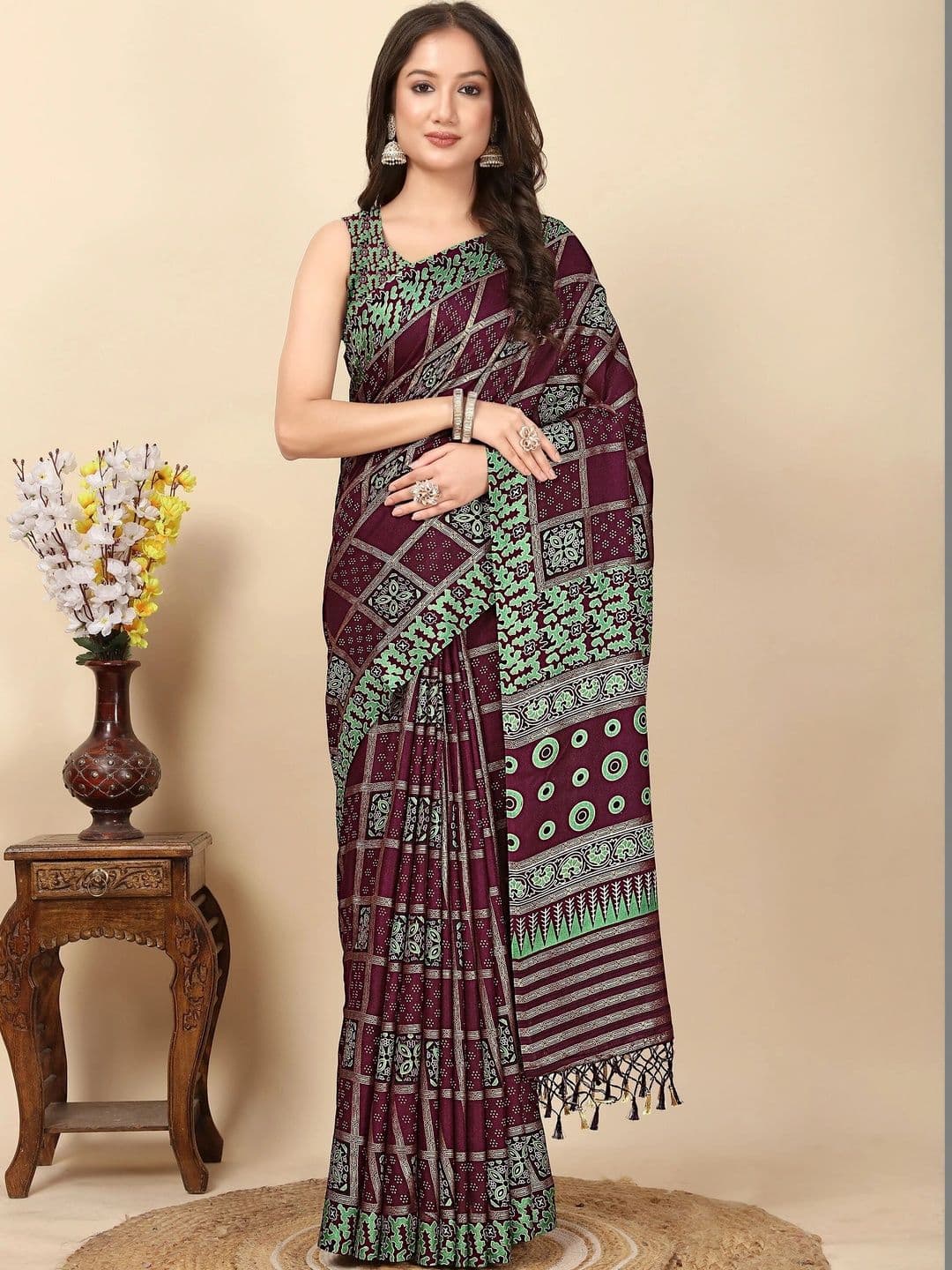 SSHAGUN LIFESTYLE Floral Silk Blend Patola Saree - view 1
