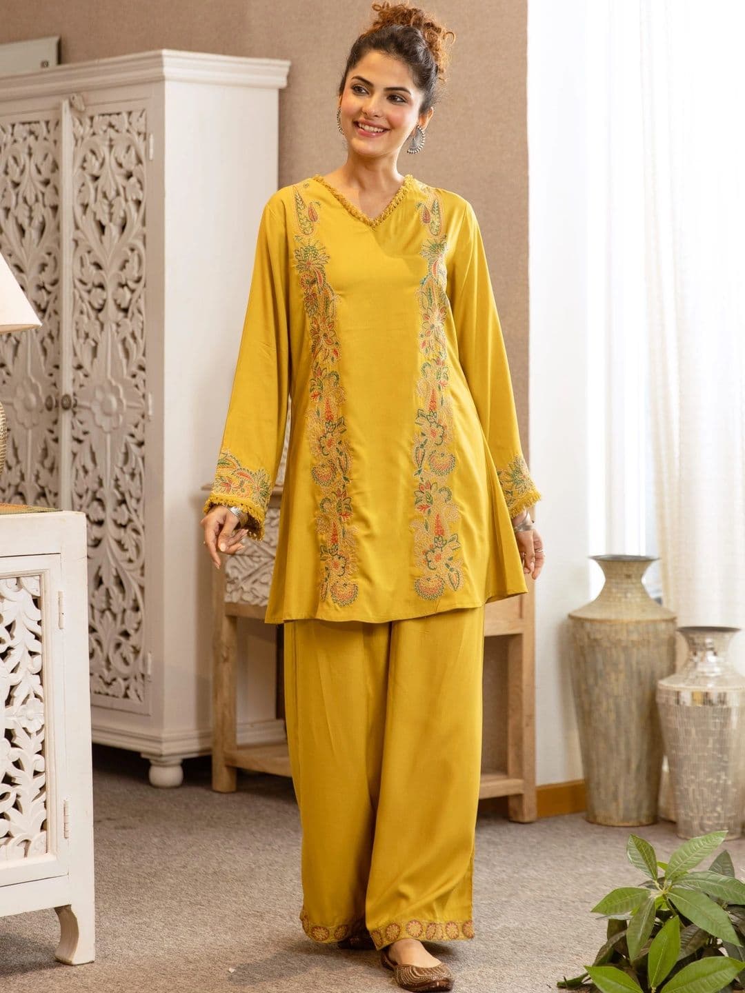 Sangria Women Ethnic Motifs Embroidered Regular Thread Work Kurta with Palazzos - view 1