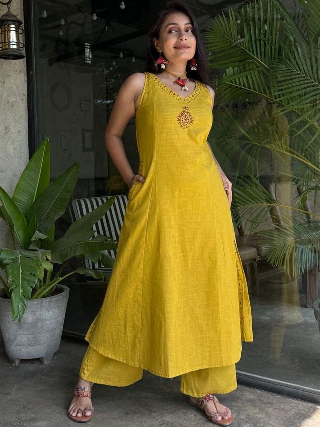RADHESHANAAA Women Ethnic Motifs Embroidered Mirror Work Pure Cotton Kurta With Palazzos - view 1
