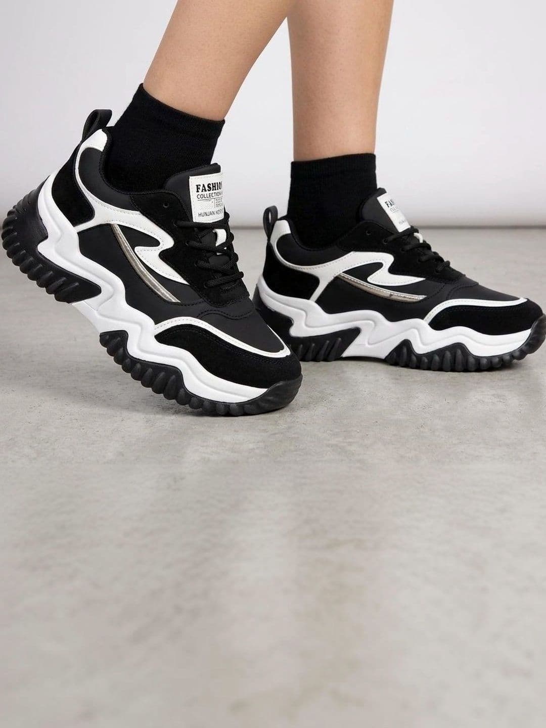 Roadster Women Running Shoes - view 1