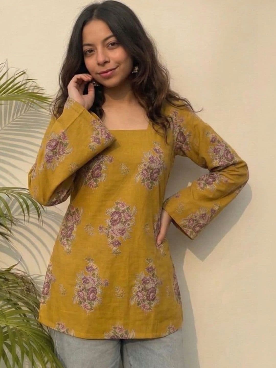 Aaghnya Floral Printed Square Neck Kurti - view 1