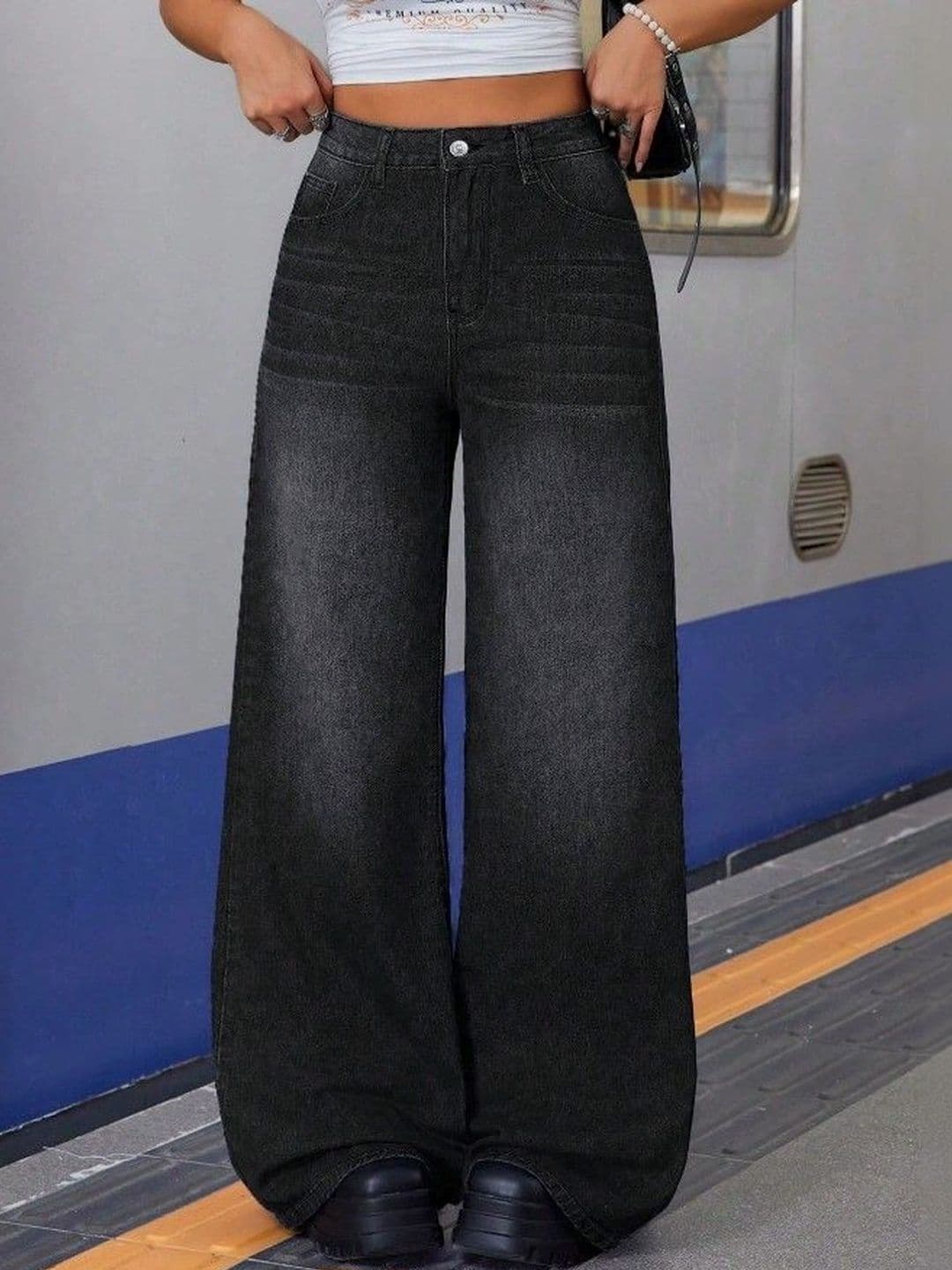 Mast & Harbour Women High-Rise Light Fade Jeans - view 1