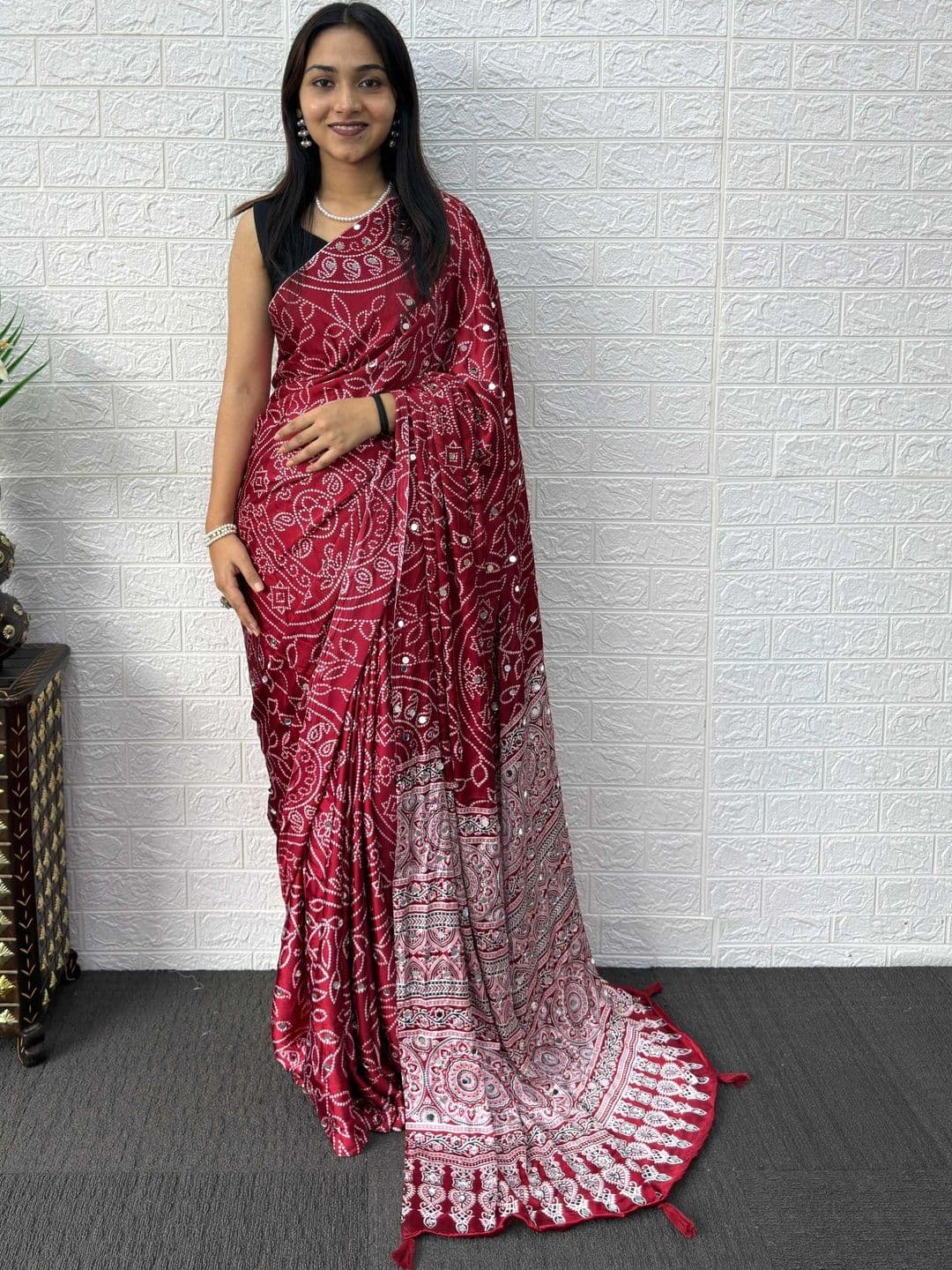 Mitera Bandhani Mirror Work Bandhani Saree - view 1
