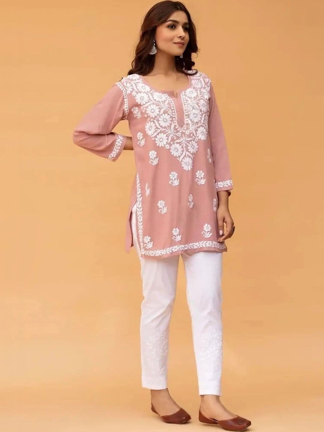RUDRA LIFESTYLE Women Floral Embroidered Chikankari Kurta - view 1