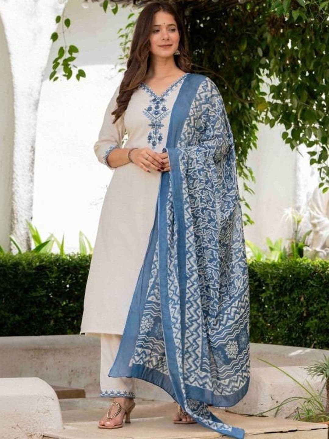 Moda Rapido Women Ethnic Motifs Embroidered Regular Thread Work Pure Cotton Kurta with Trousers & With - view 1