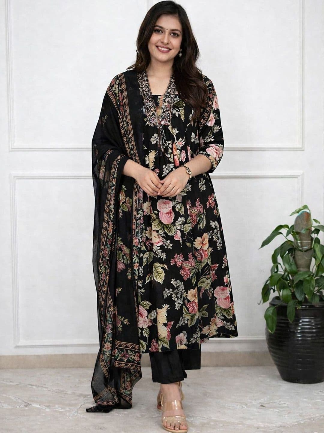 yaltas Women Floral Printed Regular Thread Work Kurta with Trousers & With Dupatta - view 1