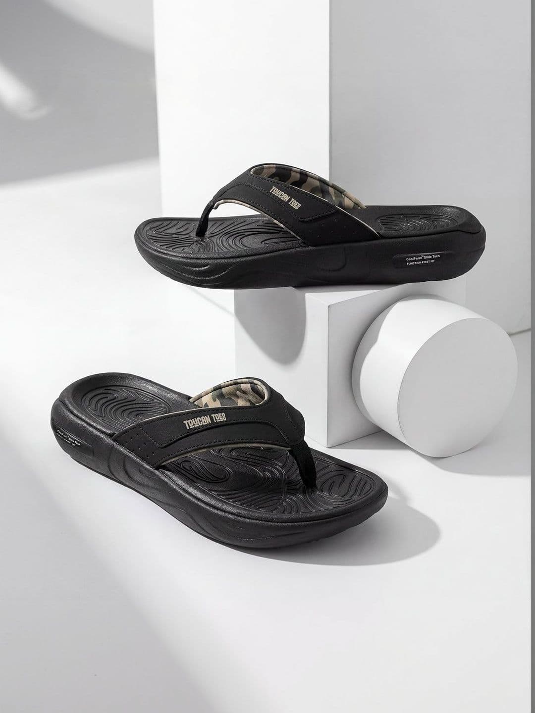 Toucantoes Men Printed Thong Flip-Flops - view 1