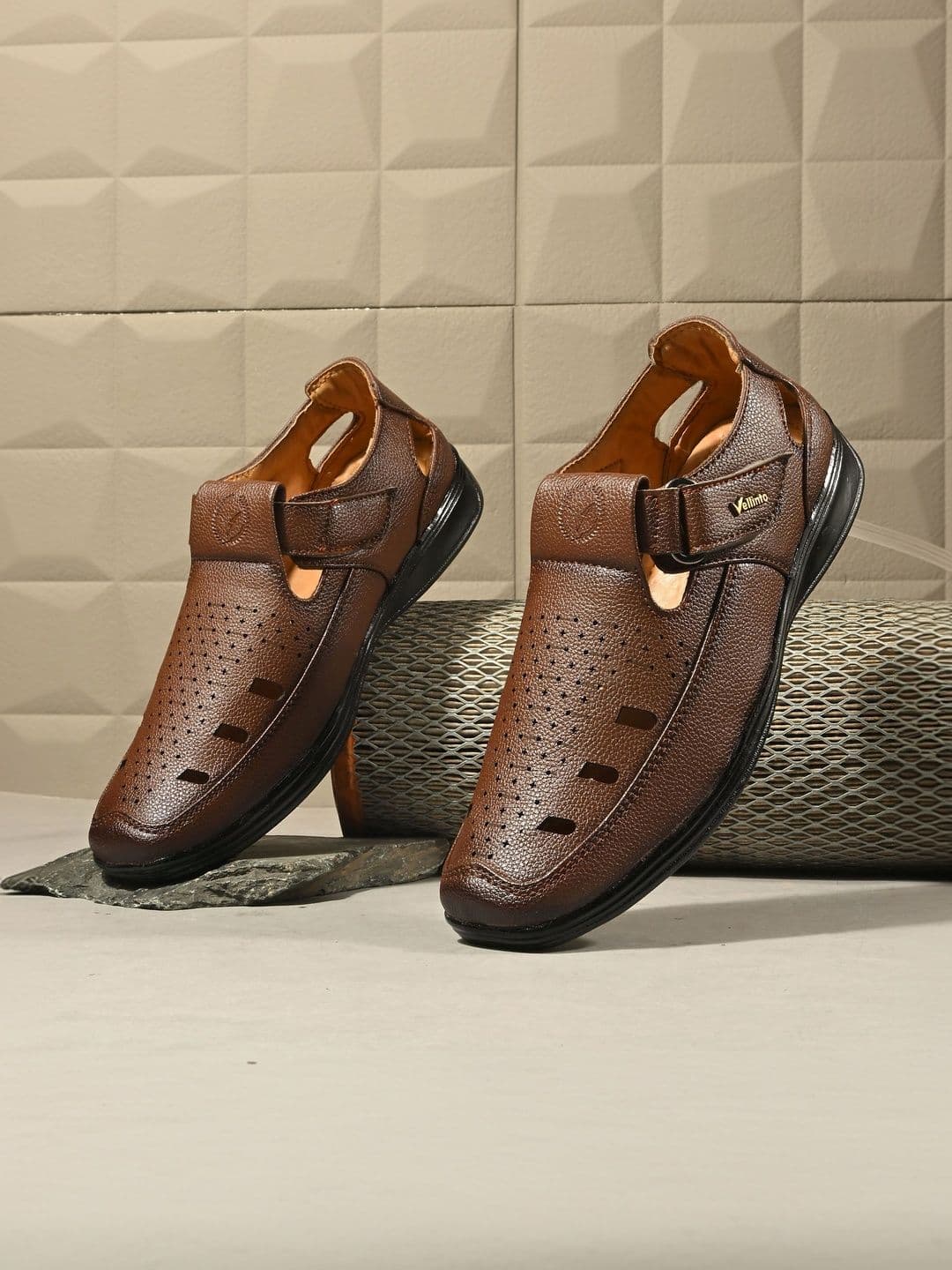 Vellinto Men Shoe-Style Sandals - view 1